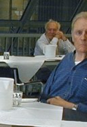 Anziani a tavola per il pranzo