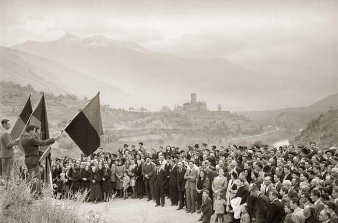 Saint-Pierre, 28 octobre 1945. Inauguration du monument aux huit otages fusillés par représailles le 7 septembre 1944. © Région autonome Vallée d'Aoste - Photo Octave Bérard (fonds Bérard)