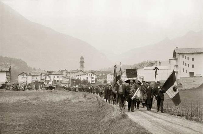 Cogne, 27 septembre 1964. Commémoration de la république partisane de Cogne du 7 juillet - 2 novembre 1944 et de la bataille de la Presa du 2 novembre 1944. Cortège. © Région autonome Vallée d'Aoste - Photo Octave Bérard (fonds Bérard)