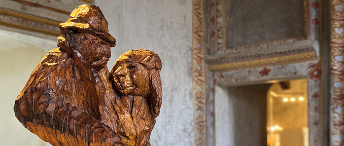 Scorcio di una delle stanze del Castello Sarriod con una delle opere in legno di François Cerise